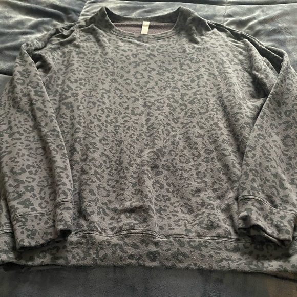 Athleta Tops - Athleta cheetah print sweatshirt size xs extra small